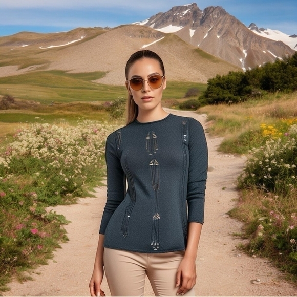 Women’s Sweater YOUNG FABULOUS & BROKEN Long Sleeve Crewneck Cut Out Sweater Top - Picture 1 of 6